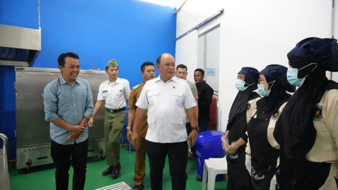 Dorong Ekonomi Rakyat melalui MBG, Kepala BGN Aceh Tamiang Pantau SPPG di Bandung